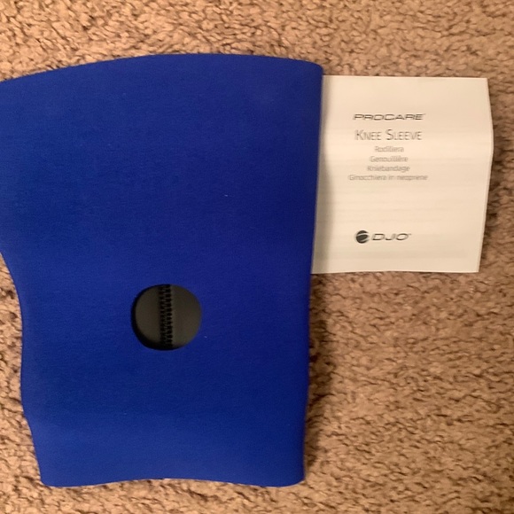 ProCare Clinic Knee Sleeve Open Patella- Women’s - Medium. - Picture 1 of 4